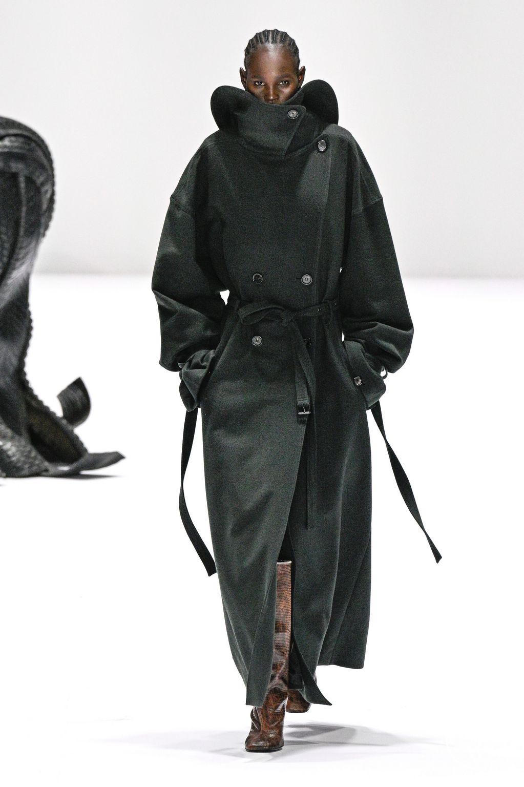Fashion Week Paris Fall/Winter 2024 look 10 de la collection Acne Studios womenswear