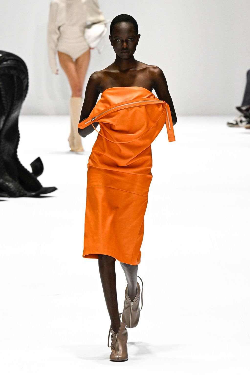 Fashion Week Paris Fall/Winter 2024 look 11 de la collection Acne Studios womenswear
