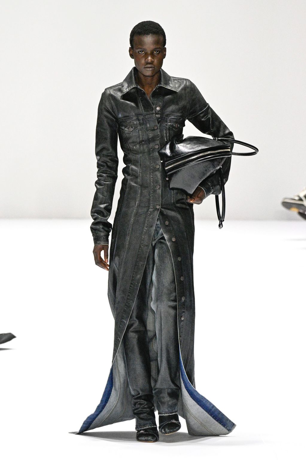 Fashion Week Paris Fall/Winter 2024 look 18 de la collection Acne Studios womenswear