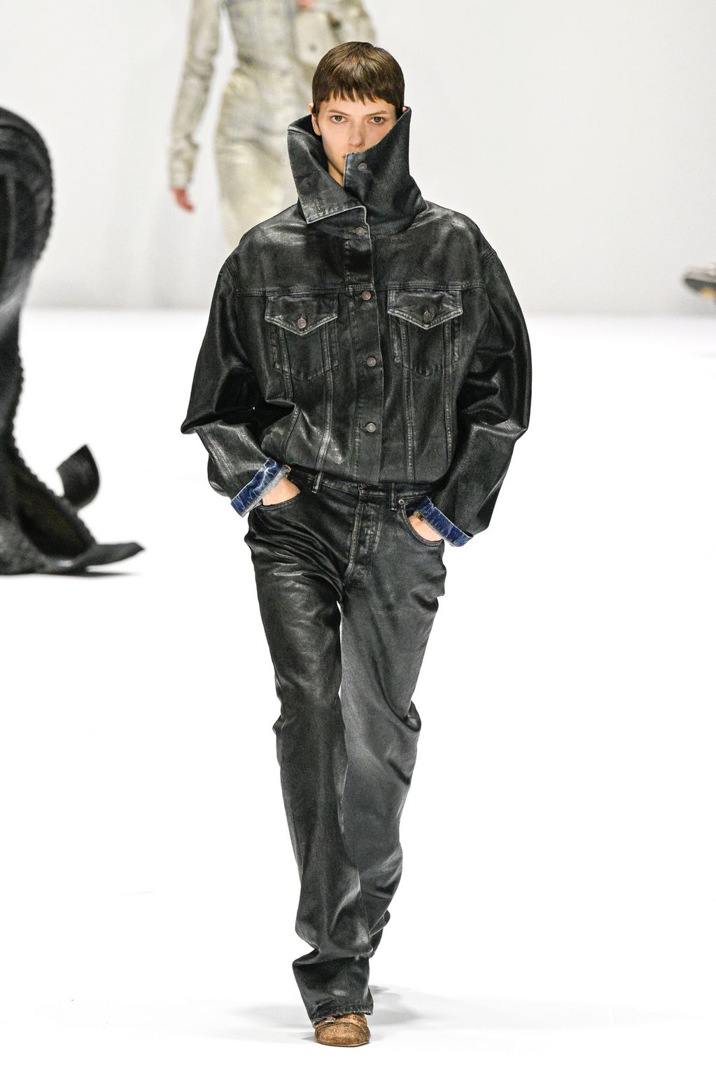 Fashion Week Paris Fall/Winter 2024 look 19 from the Acne Studios collection 女装