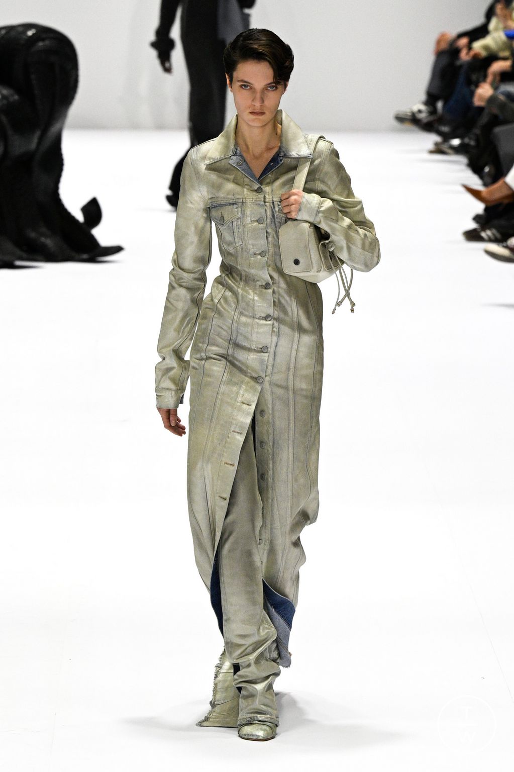 Fashion Week Paris Fall/Winter 2024 look 20 de la collection Acne Studios womenswear