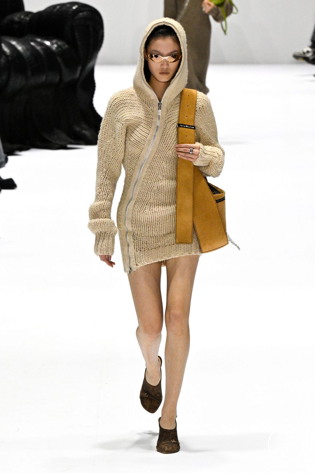Fashion Week Paris Fall/Winter 2024 look 22 from the Acne Studios collection 女装
