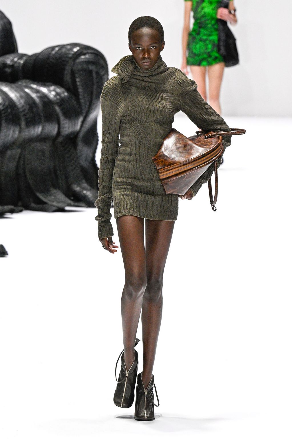 Fashion Week Paris Fall/Winter 2024 look 25 from the Acne Studios collection womenswear