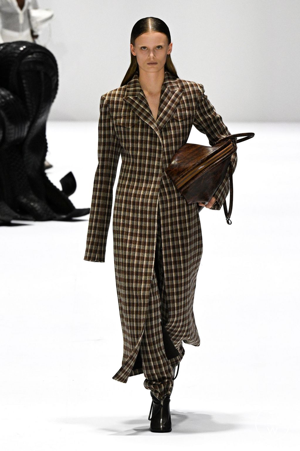 Fashion Week Paris Fall/Winter 2024 look 43 from the Acne Studios collection womenswear