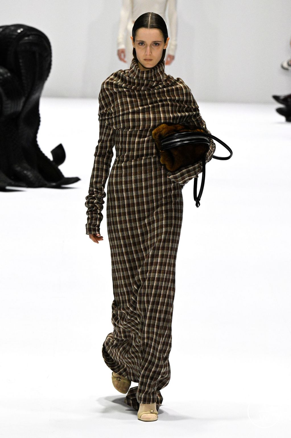 Fashion Week Paris Fall/Winter 2024 look 45 from the Acne Studios collection womenswear