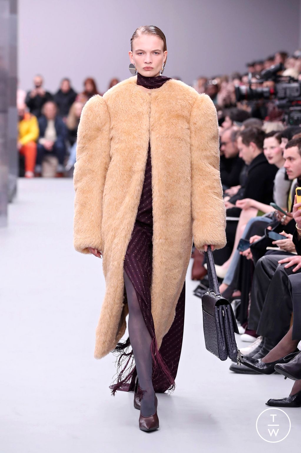 Fashion Week Paris Fall/Winter 2025 look 3 from the Acne Studios collection womenswear