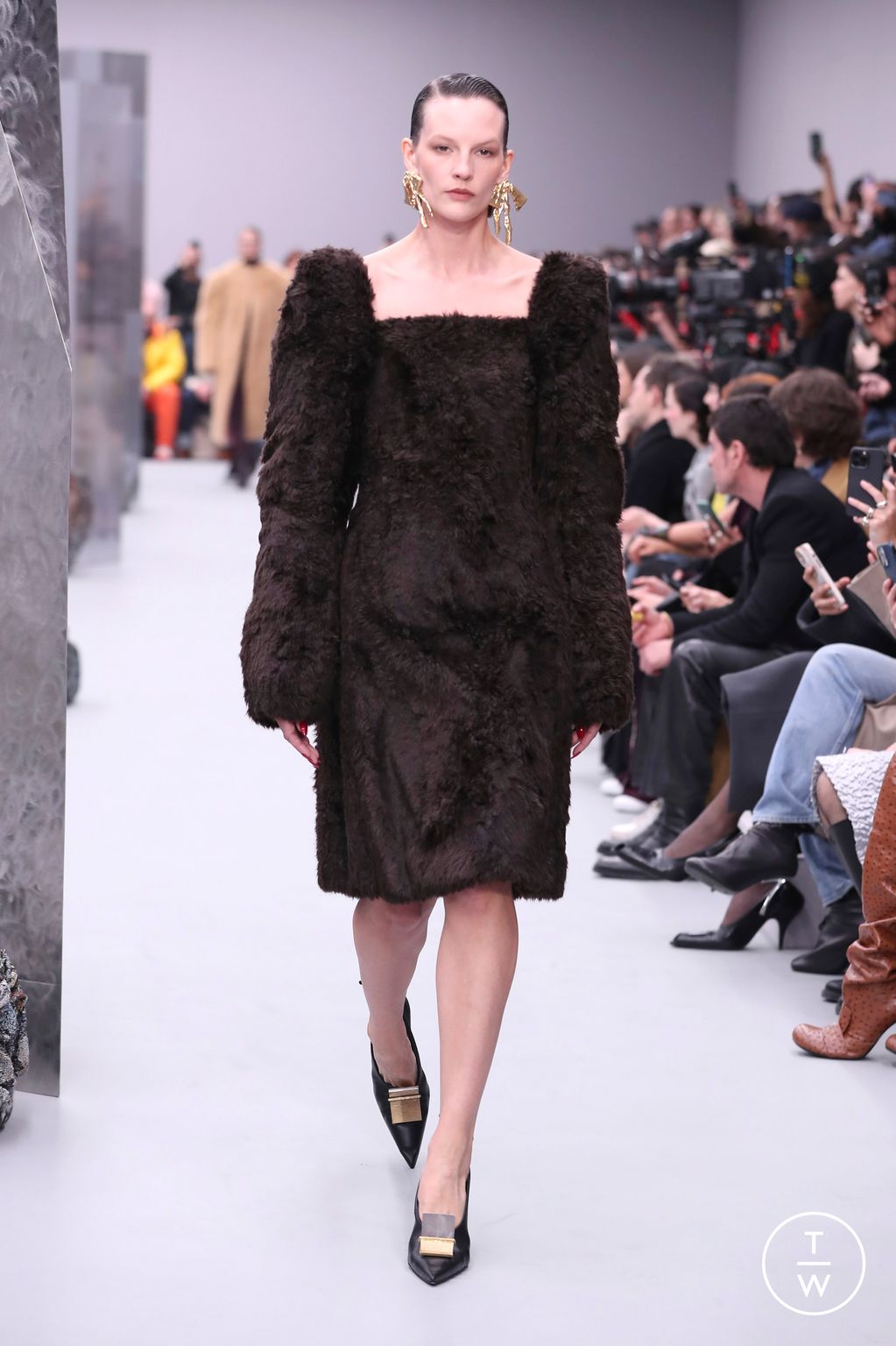 Fashion Week Paris Fall/Winter 2025 look 6 from the Acne Studios collection womenswear