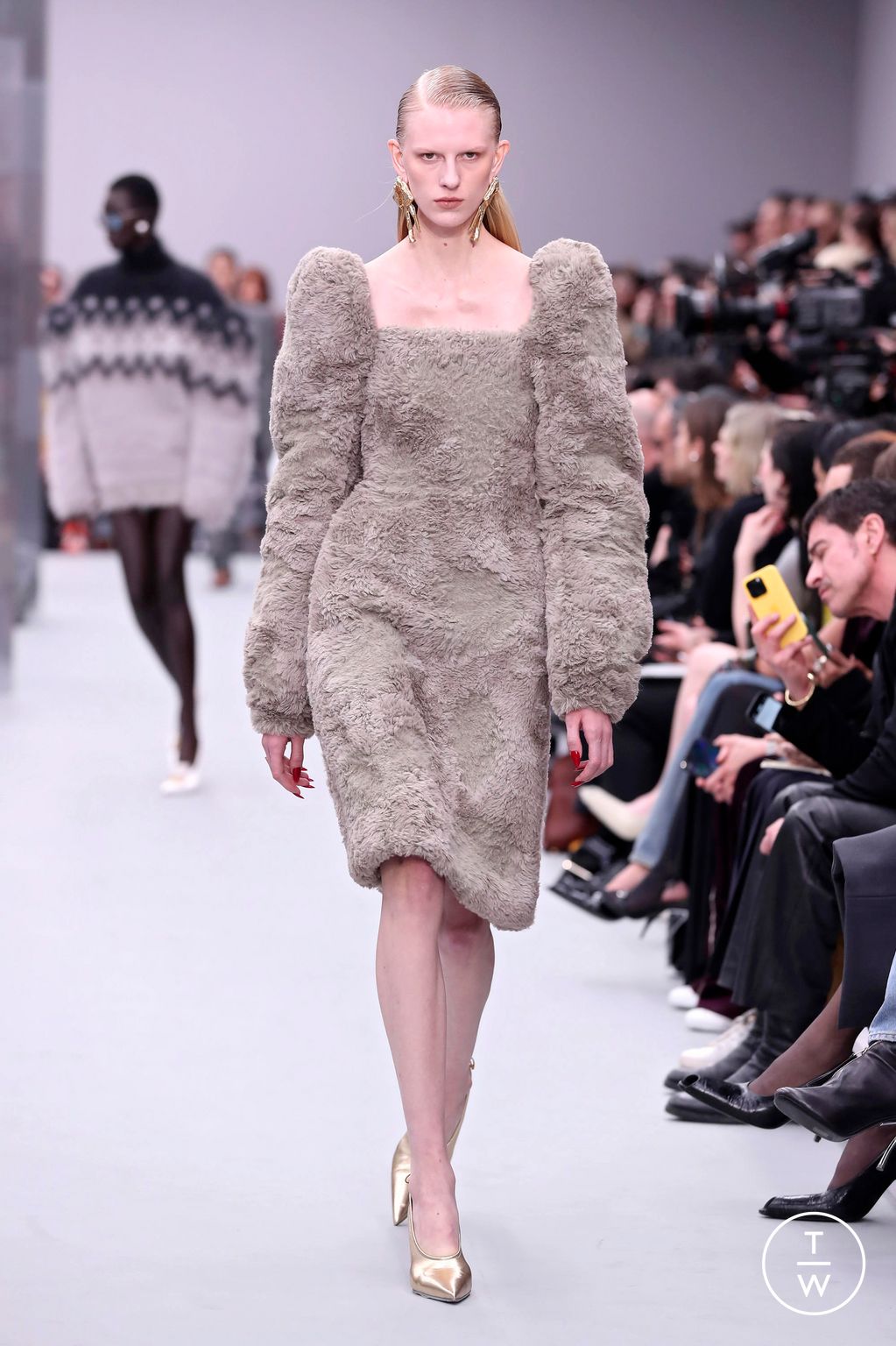 Fashion Week Paris Fall/Winter 2025 look 12 from the Acne Studios collection womenswear