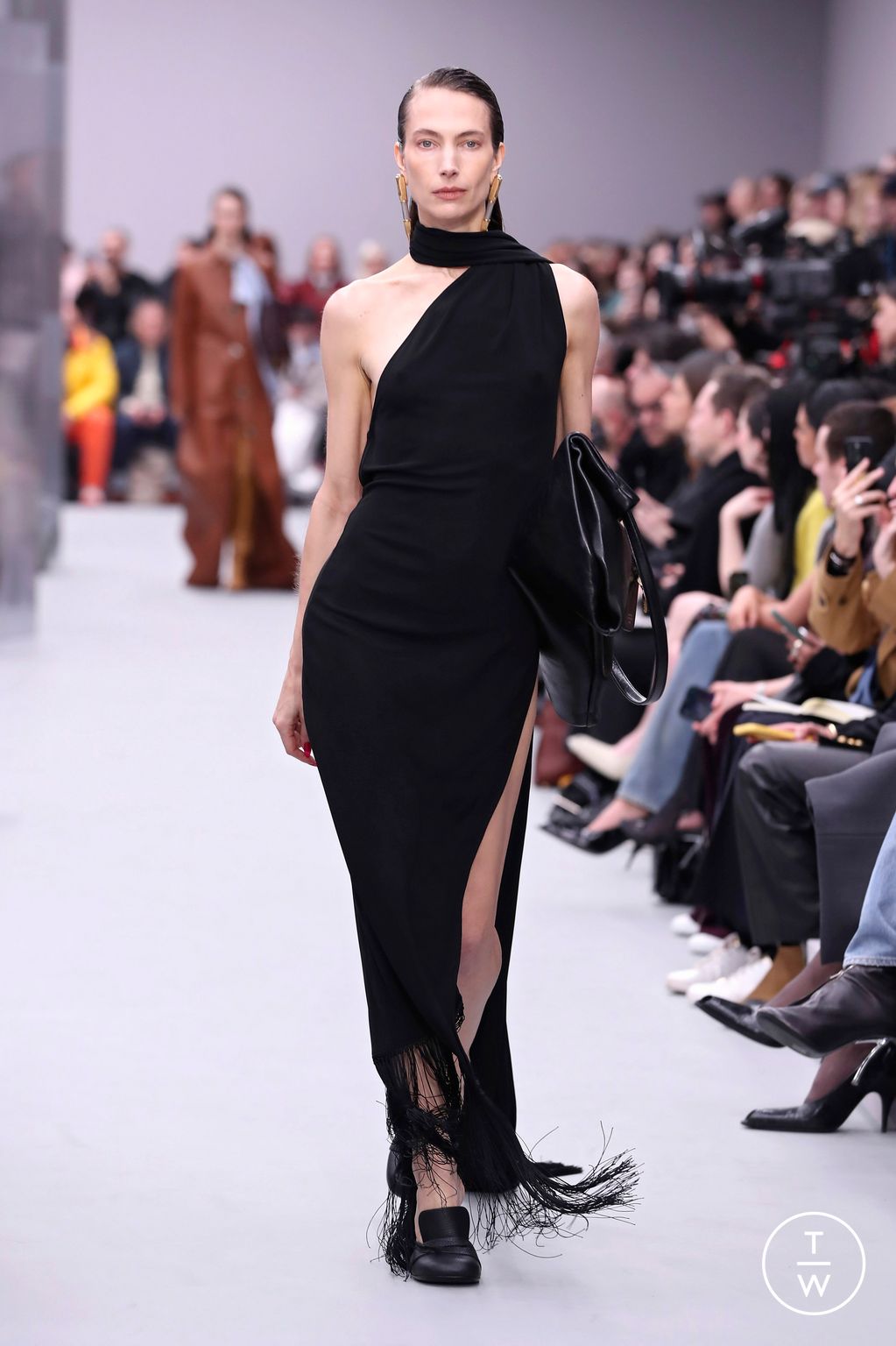 Fashion Week Paris Fall/Winter 2025 look 19 from the Acne Studios collection womenswear