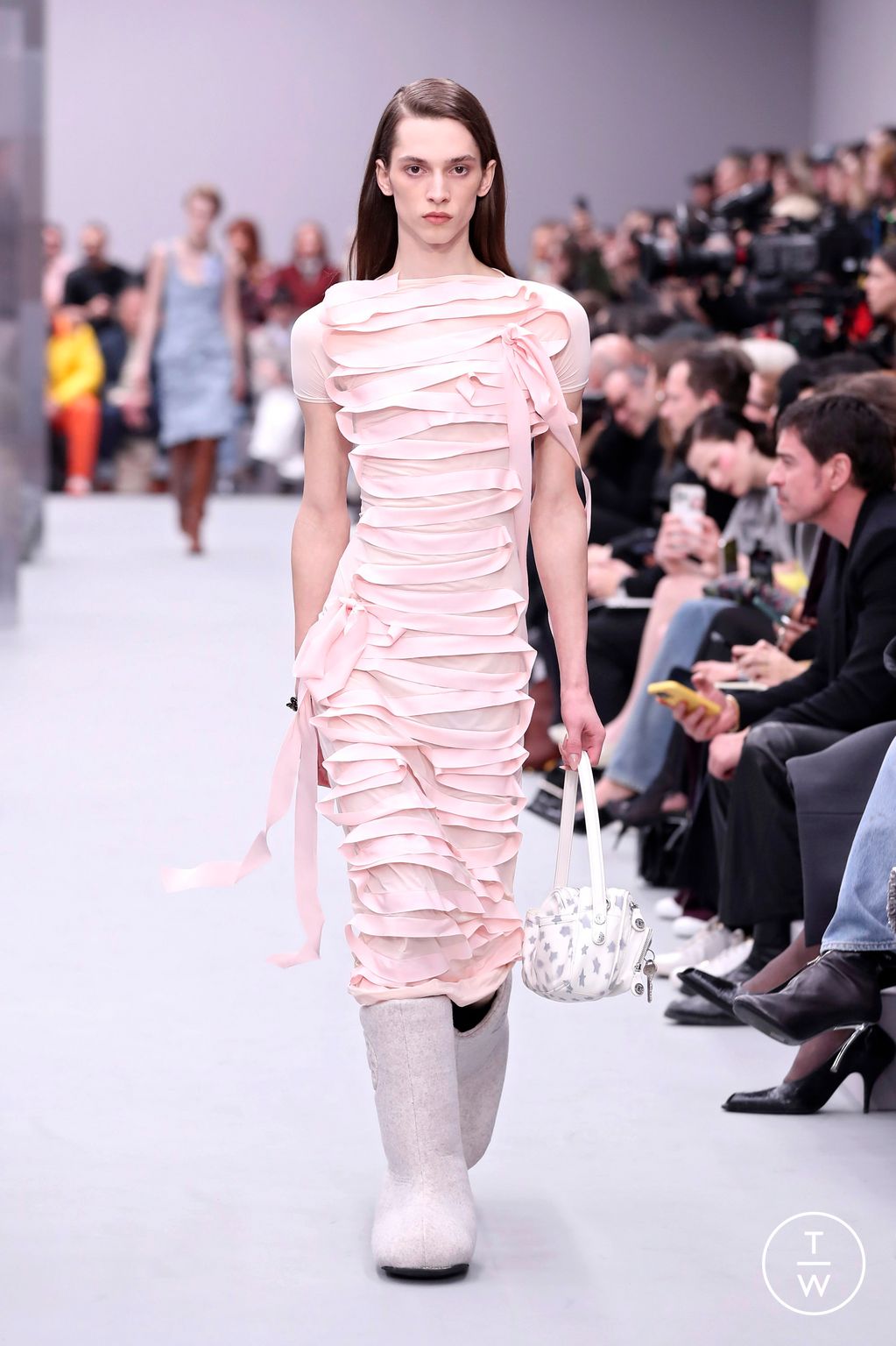 Fashion Week Paris Fall/Winter 2025 look 26 from the Acne Studios collection womenswear