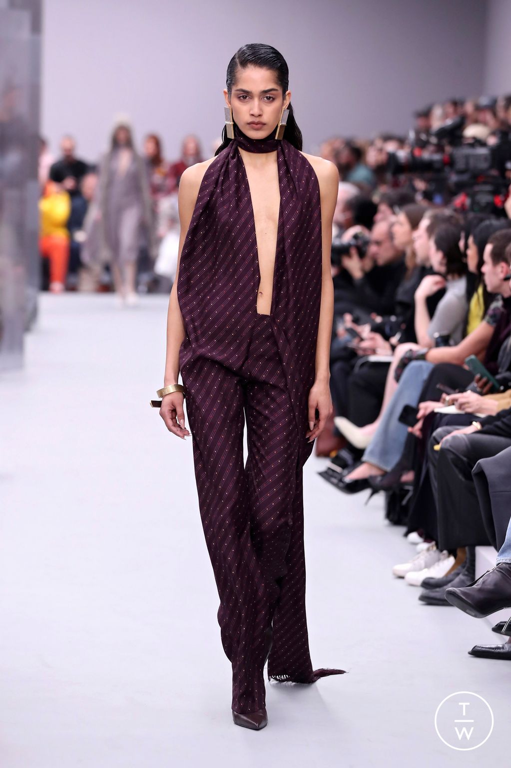Fashion Week Paris Fall/Winter 2025 look 40 from the Acne Studios collection womenswear