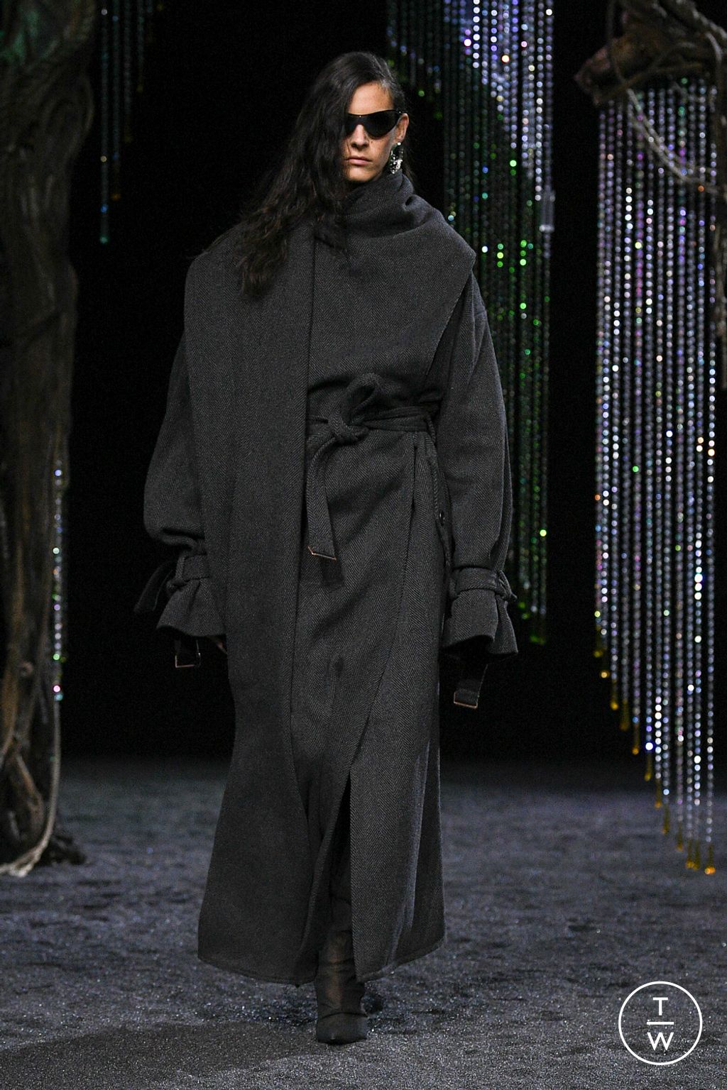 Fashion Week Paris Fall/Winter 2023 look 10 from the Acne Studios collection womenswear