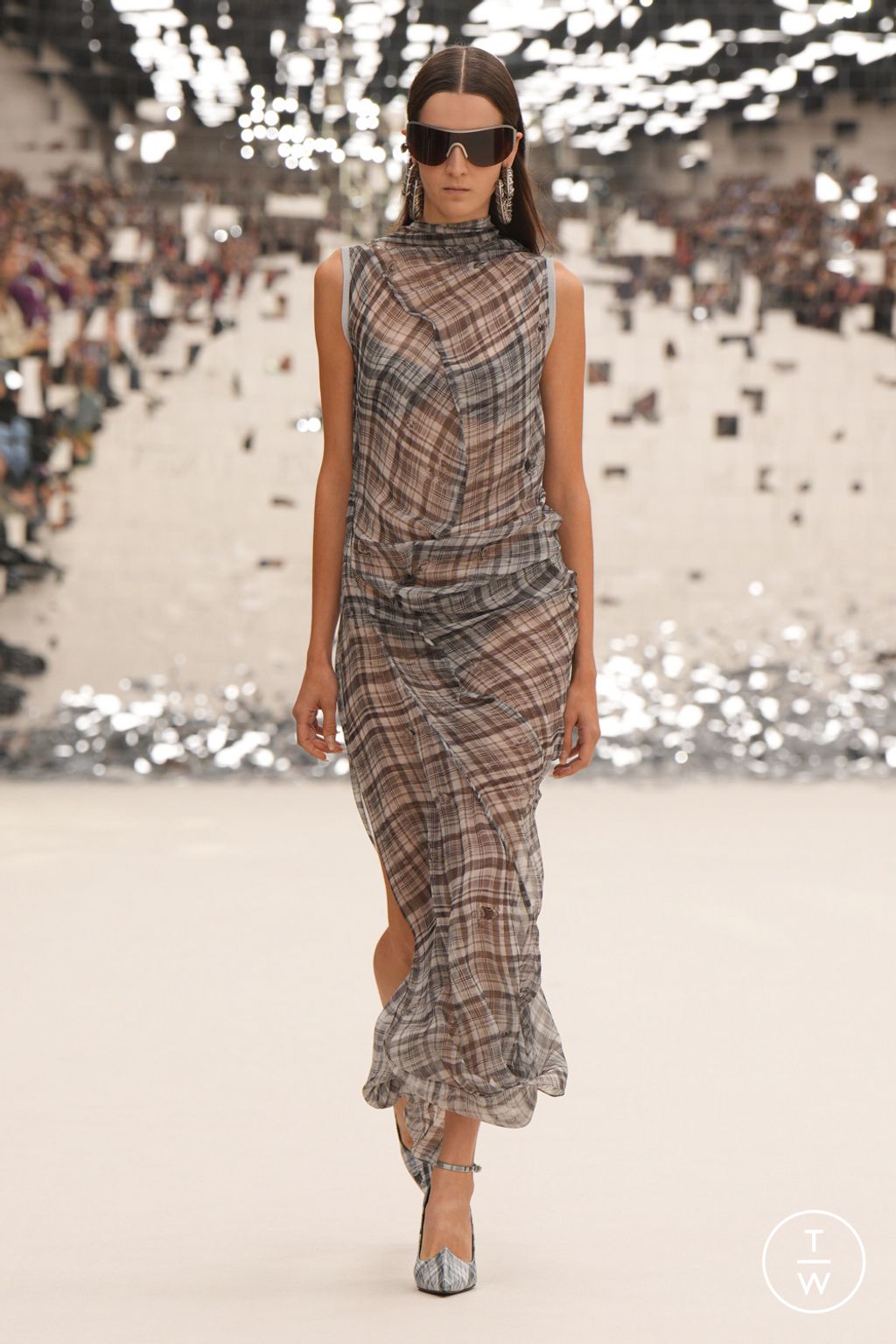 Fashion Week Paris Spring/Summer 2024 look 24 from the Acne Studios collection womenswear