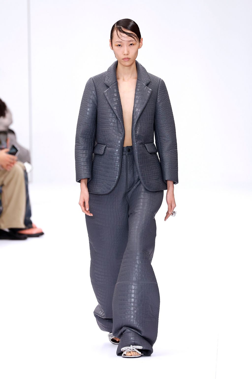 Fashion Week Paris Spring/Summer 2025 look 5 de la collection Acne Studios womenswear