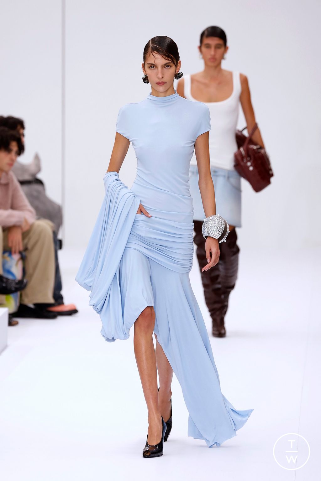 Fashion Week Paris Spring-Summer 2025 look 17 from the Acne Studios collection 女装