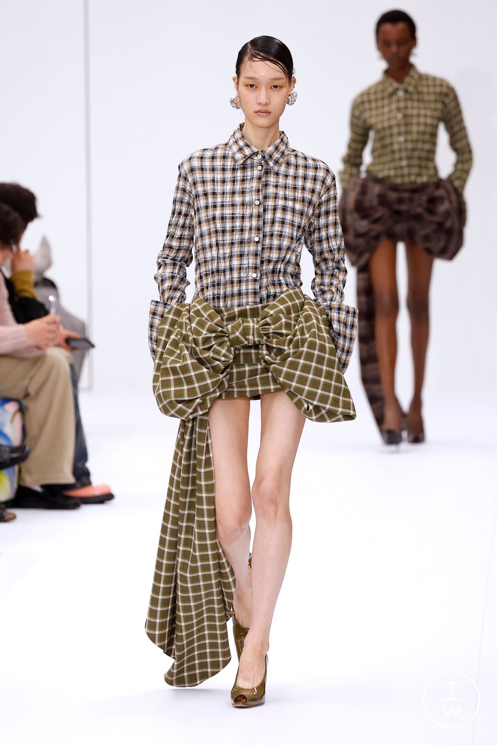 Fashion Week Paris Spring/Summer 2025 look 32 from the Acne Studios collection womenswear