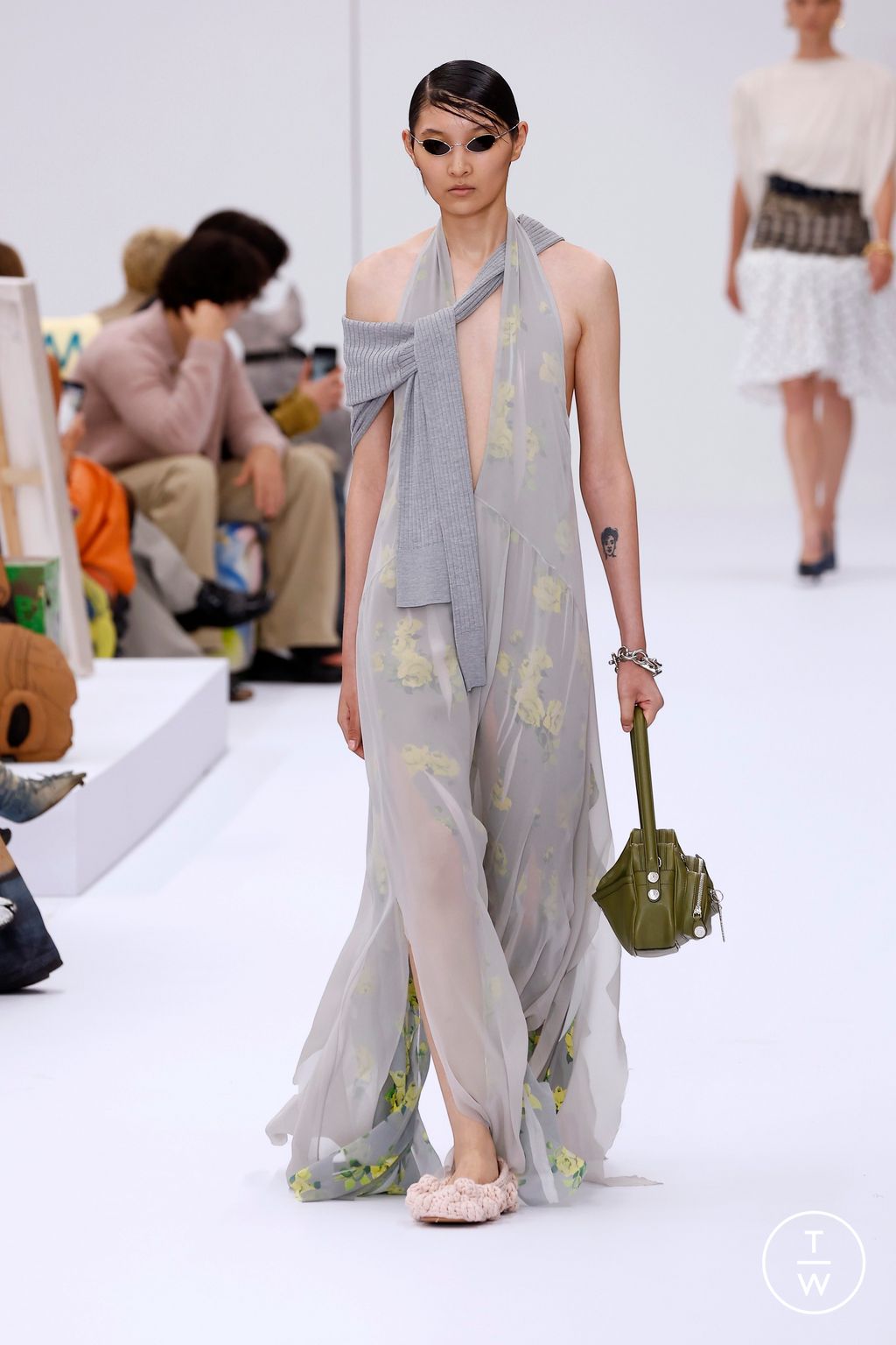 Fashion Week Paris Spring/Summer 2025 look 42 de la collection Acne Studios womenswear