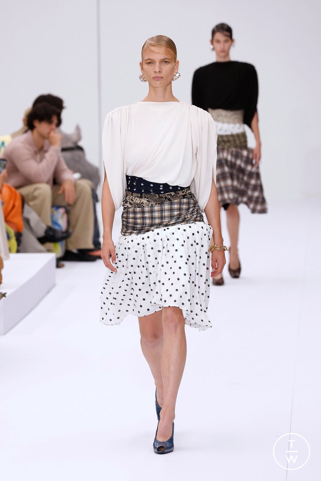 Fashion Week Paris Spring-Summer 2025 look 42 from the Acne Studios collection 女装