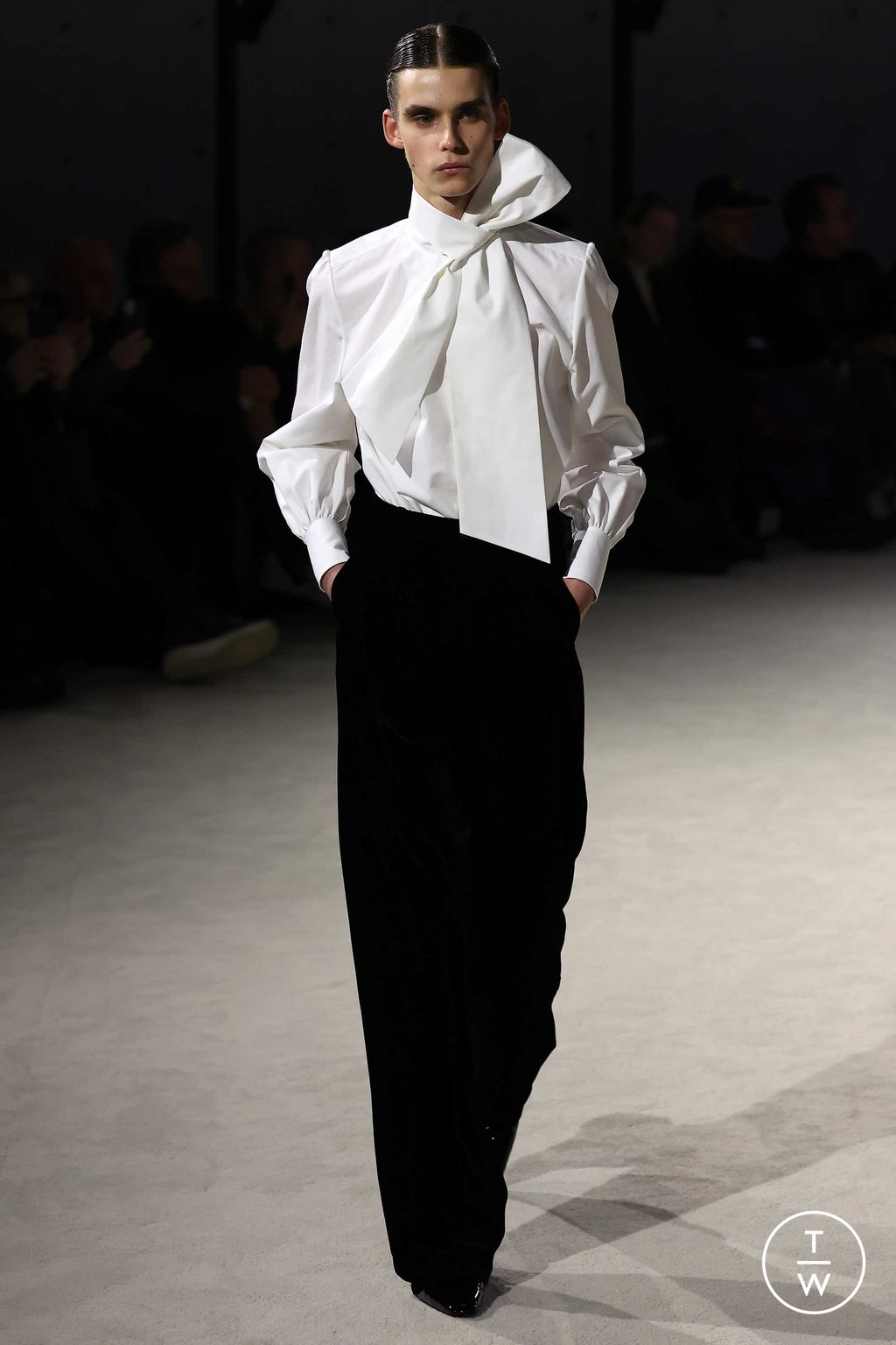 Fashion Week Paris Fall/Winter 2023 look 1 de la collection Saint Laurent menswear