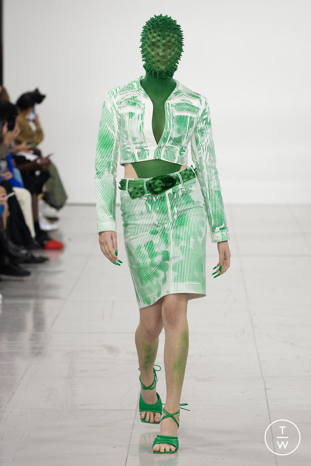 Fashion Week London Spring/Summer 2023 look 25 from the Chet Lo collection womenswear