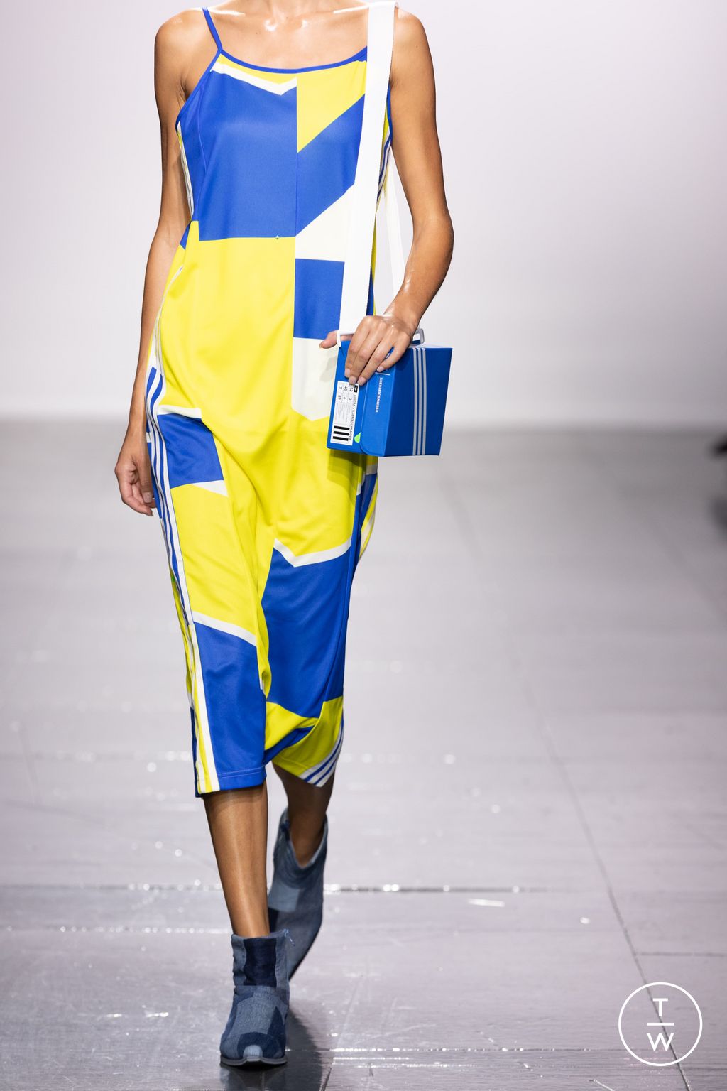 Fashion Week London Spring/Summer 2024 look 1 from the KSENIASCHNAIDER collection 女装配饰