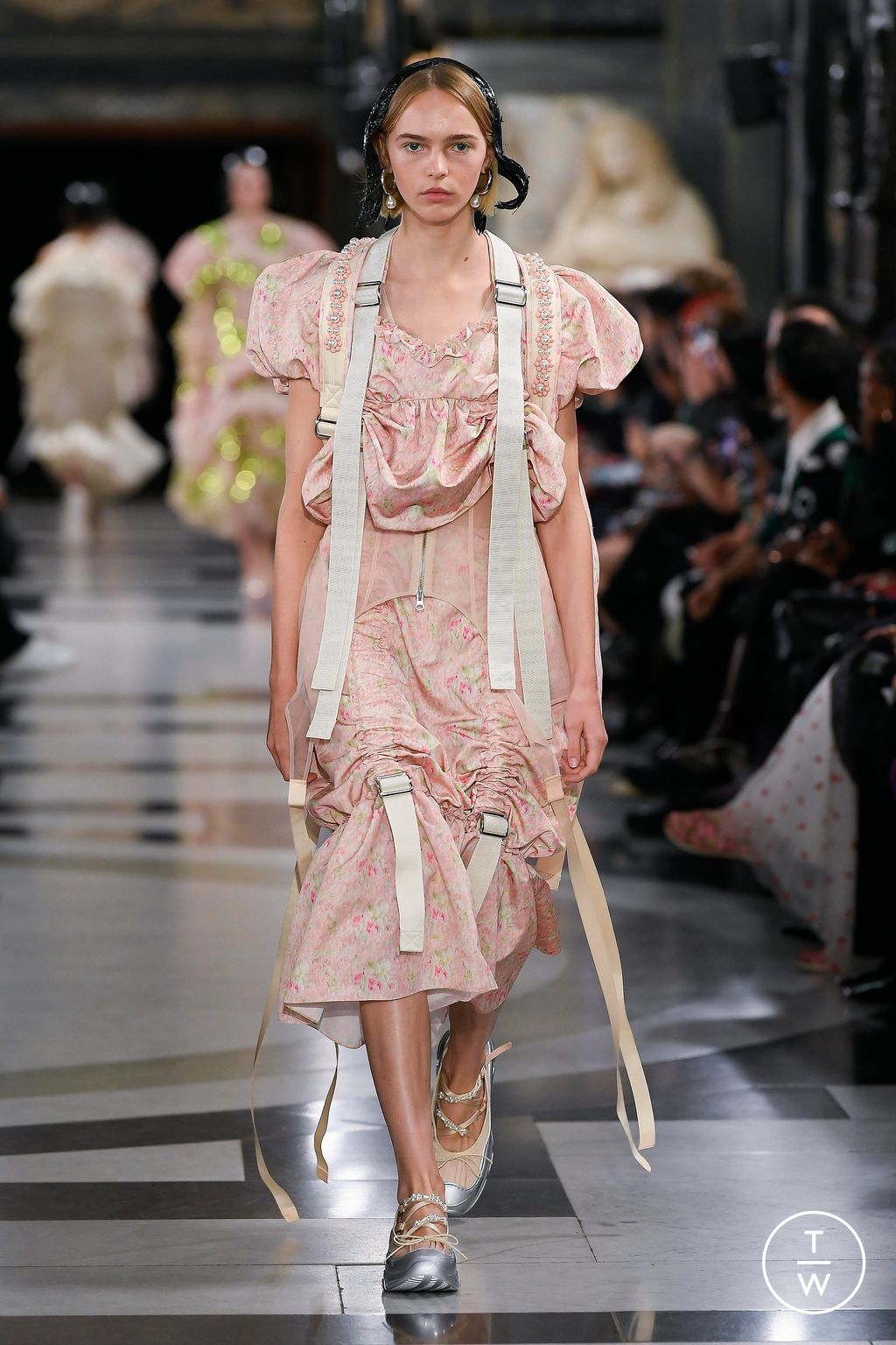 Fashion Week London Spring/Summer 2023 look 9 from the Simone Rocha collection womenswear