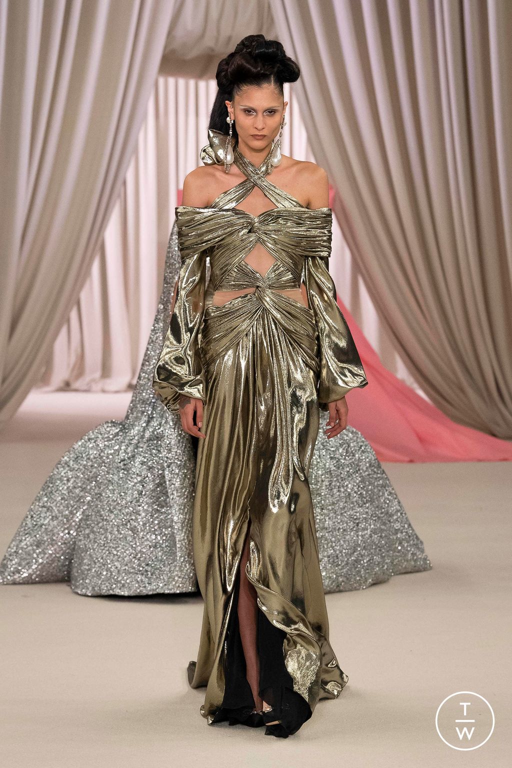 Fashion Week Paris Spring/Summer 2023 look 23 de la collection Giambattista Valli couture