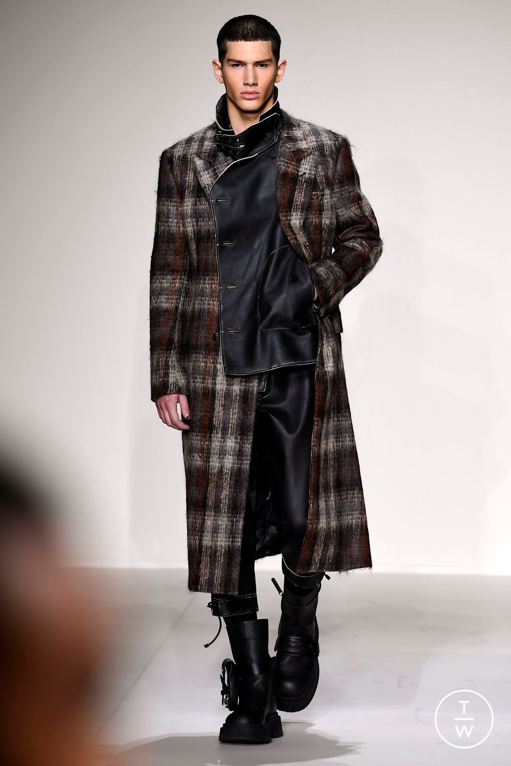 Fashion Week Milan Fall/Winter 2023 look 26 from the Emporio Armani collection menswear