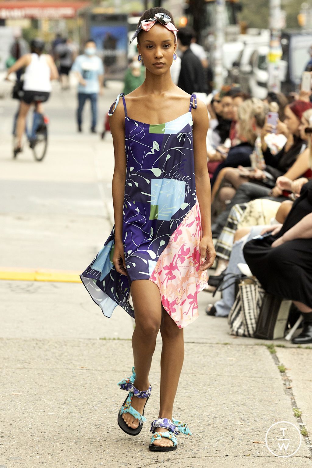 Fashion Week New York Spring/Summer 2023 look 9 from the SNOW XUE GAO collection 女装