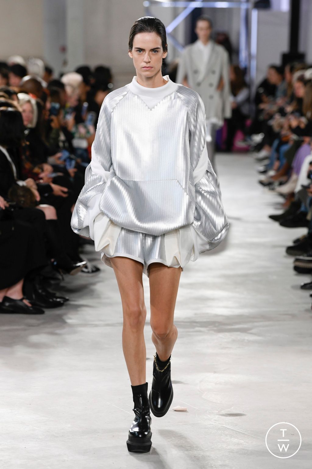 Fashion Week Paris Spring/Summer 2023 look 36 from the Sacai collection 女装