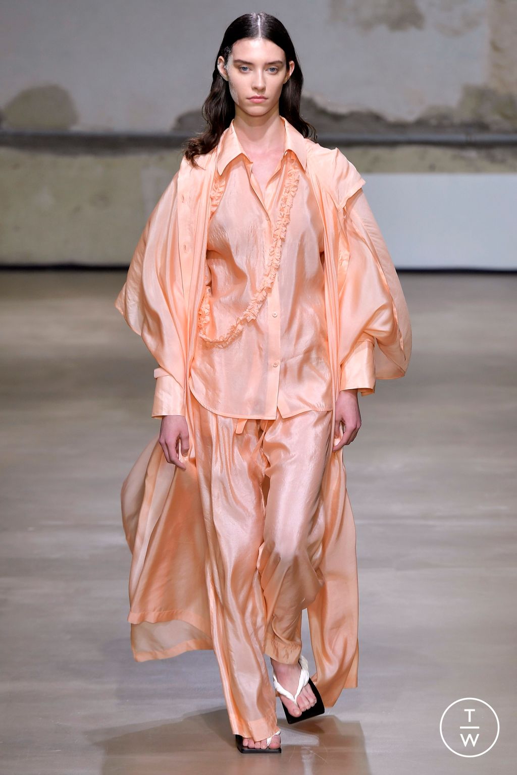 Fashion Week Paris Spring/Summer 2023 look 8 de la collection Christian Wijnants womenswear