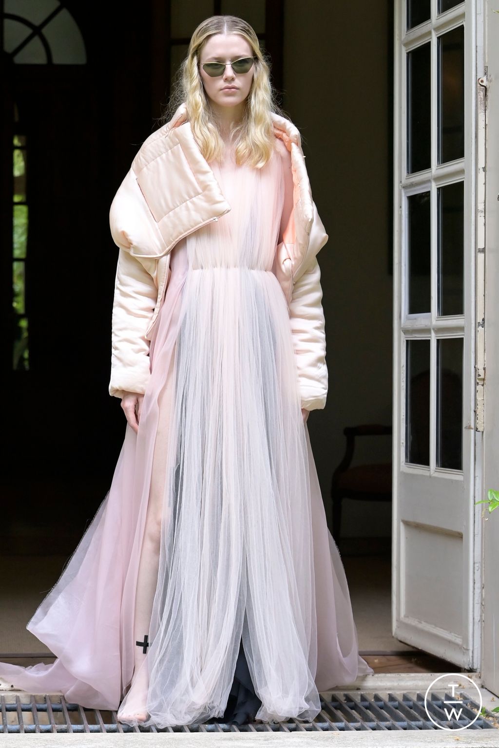 Fashion Week Paris Fall/Winter 2022 look 1 from the Aelis collection couture
