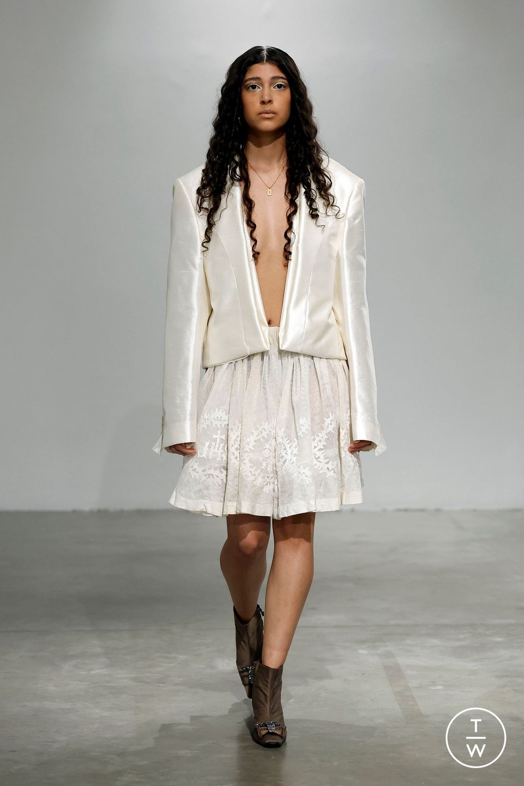 Fashion Week Paris Spring-Summer 2025 look 11 from the Aelis collection couture