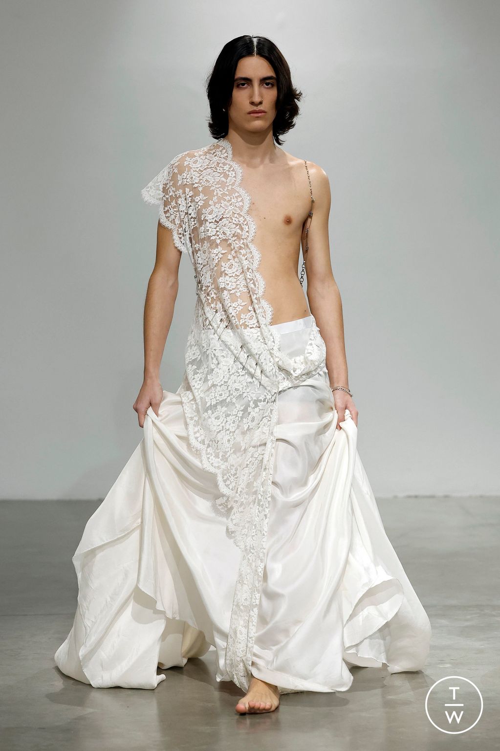 Fashion Week Paris Spring-Summer 2025 look 16 de la collection Aelis couture