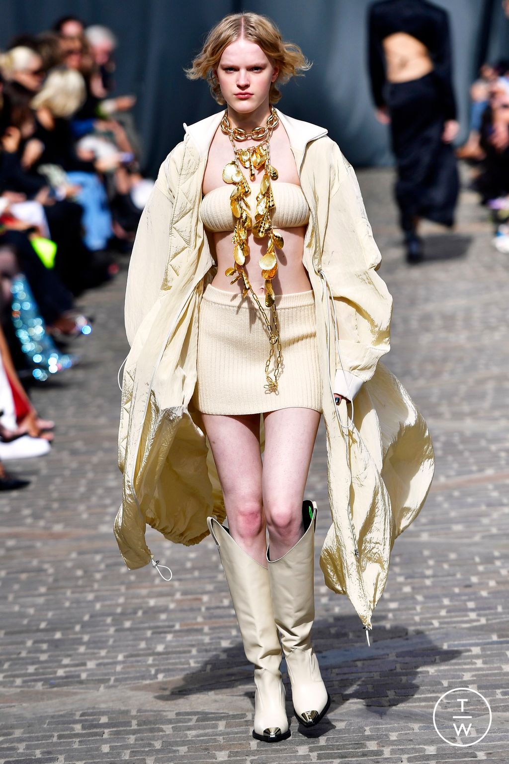 Fashion Week London Spring/Summer 2023 look 38 from the David Koma collection 女装