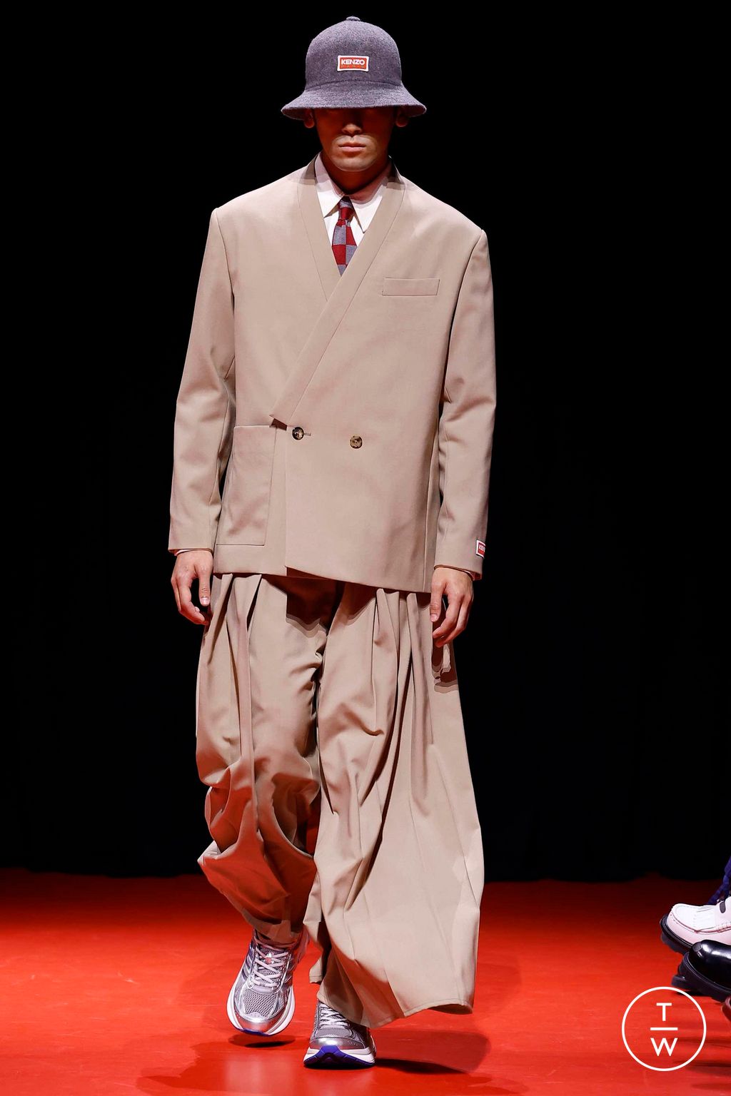 Fashion Week Paris Fall/Winter 2023 look 1 from the Kenzo collection menswear
