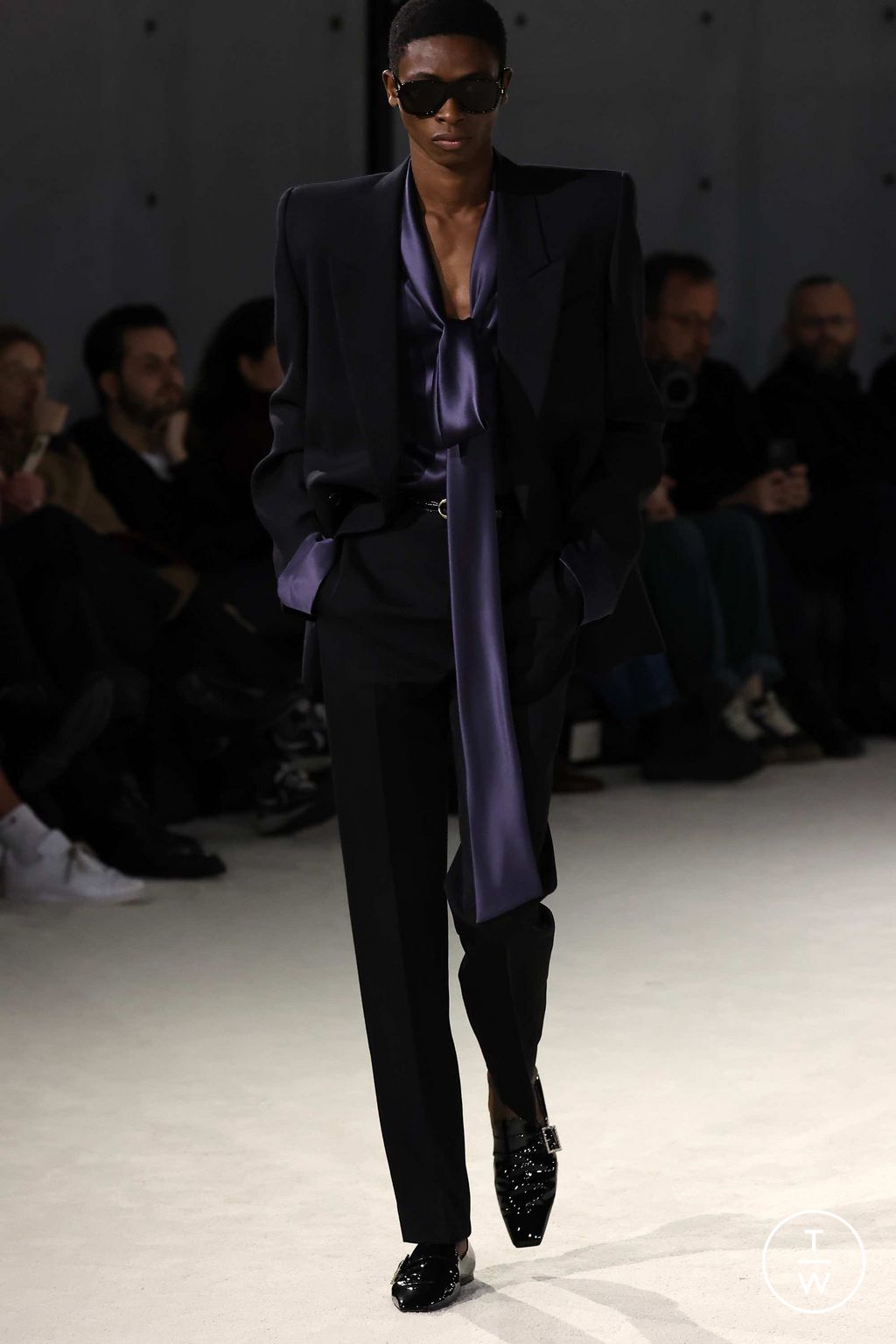 Fashion Week Paris Fall/Winter 2023 look 27 from the Saint Laurent collection 男装