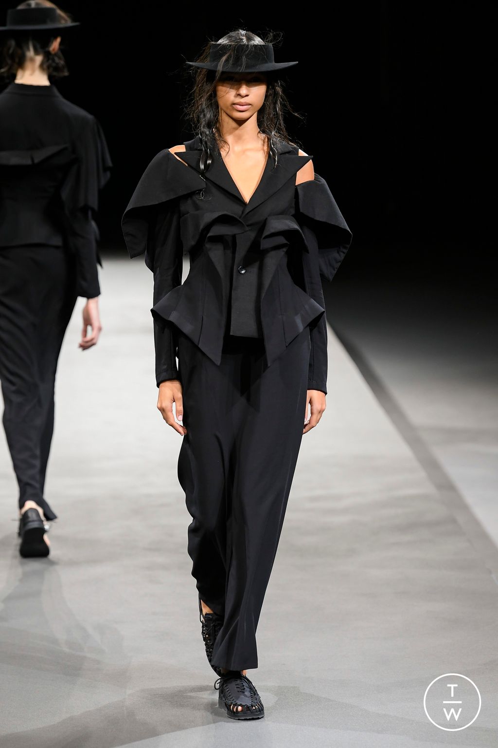 Fashion Week Paris Spring/Summer 2023 look 4 de la collection Yohji Yamamoto womenswear