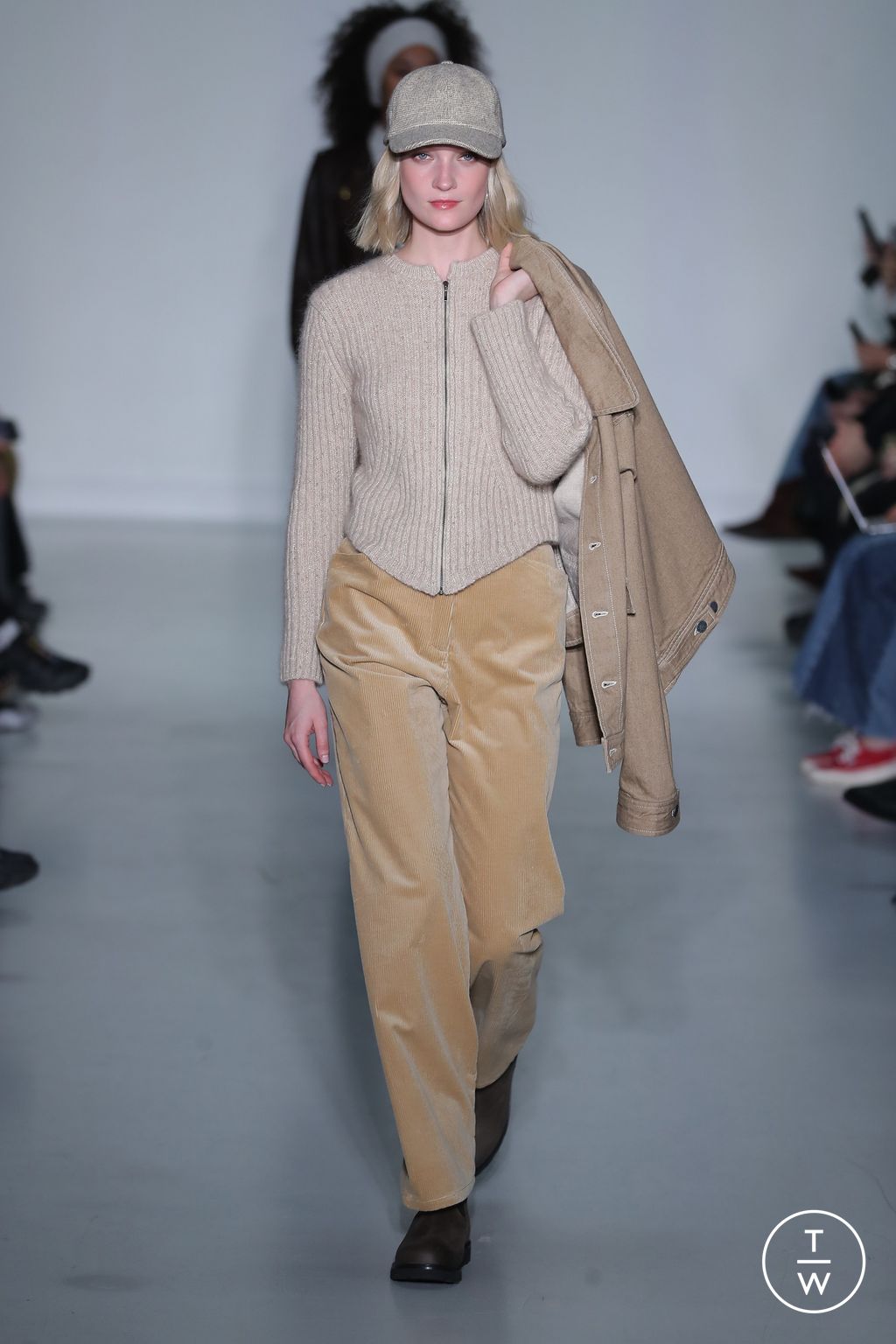 Fashion Week Paris Fall/Winter 2026 look 16 de la collection Agnès B womenswear