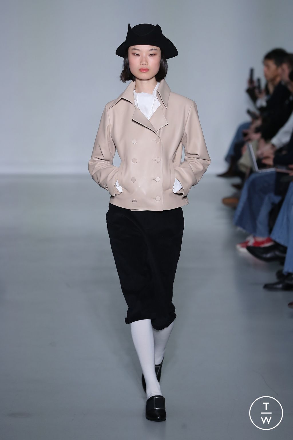 Fashion Week Paris Fall/Winter 2026 look 49 de la collection Agnès B womenswear