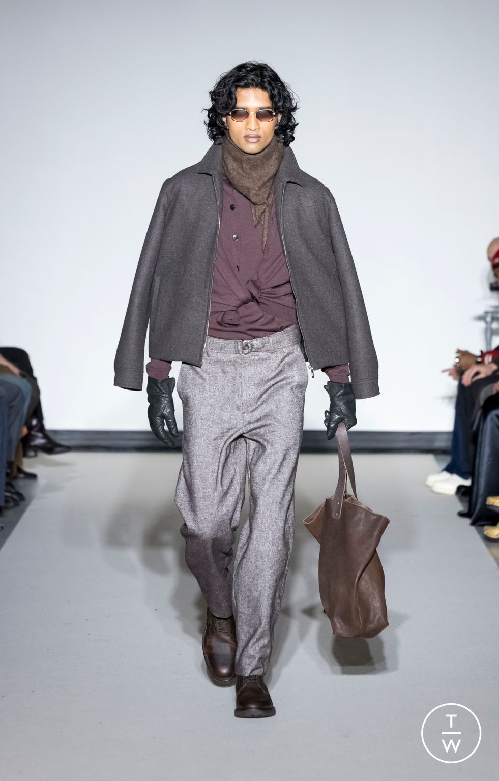 Fashion Week Paris Fall/Winter 2026 look 1 from the Agnès B collection 男装