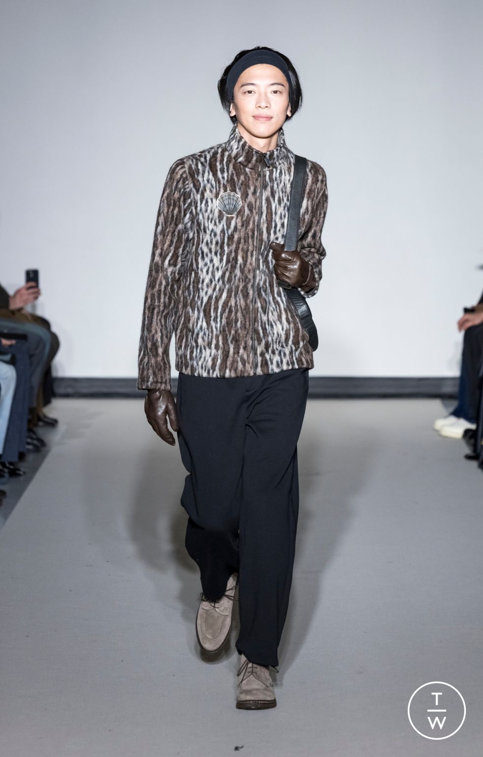 Fashion Week Paris Fall/Winter 2026 look 10 from the Agnès B collection menswear