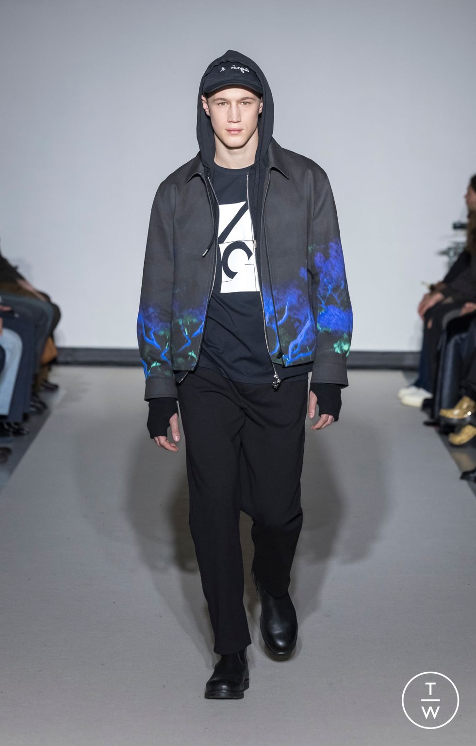 Fashion Week Paris Fall/Winter 2026 look 14 from the Agnès B collection menswear