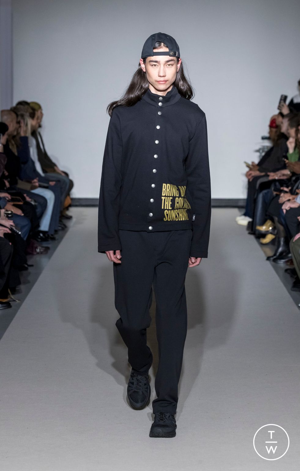 Fashion Week Paris Fall/Winter 2026 look 17 from the Agnès B collection menswear