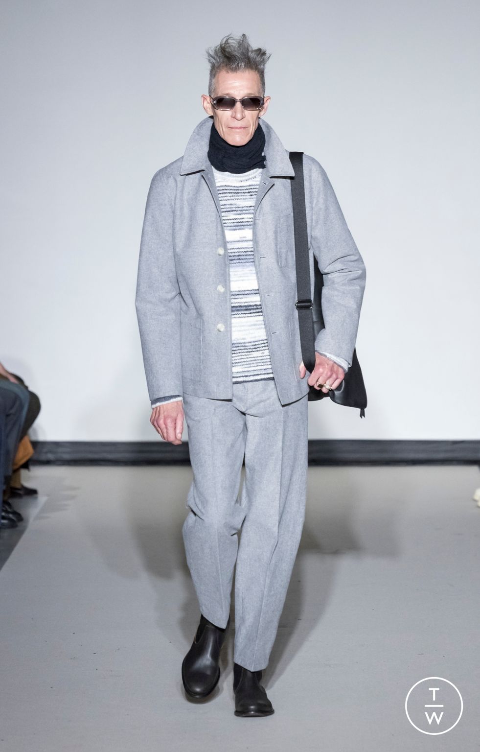 Fashion Week Paris Fall/Winter 2026 look 18 from the Agnès B collection 男装