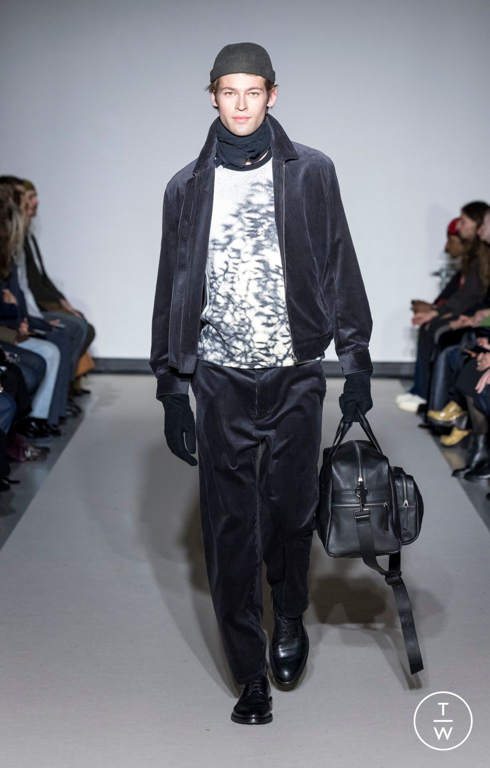 Fashion Week Paris Fall/Winter 2026 look 20 from the Agnès B collection menswear