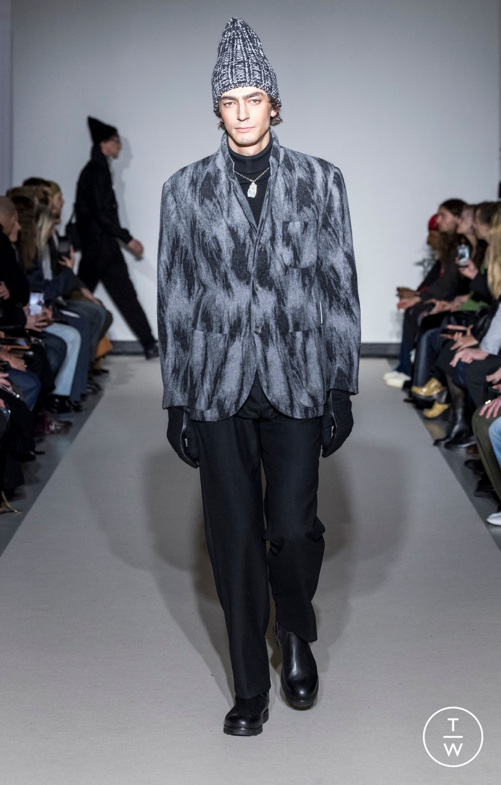 Fashion Week Paris Fall/Winter 2026 look 21 from the Agnès B collection menswear