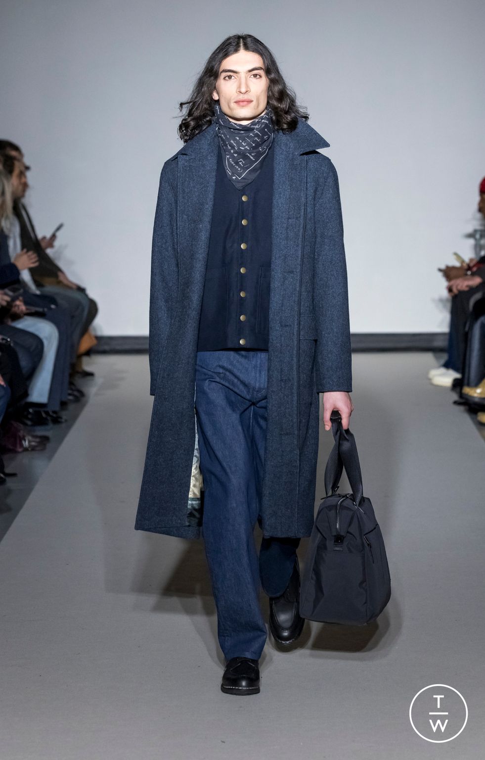 Fashion Week Paris Fall/Winter 2026 look 23 from the Agnès B collection menswear
