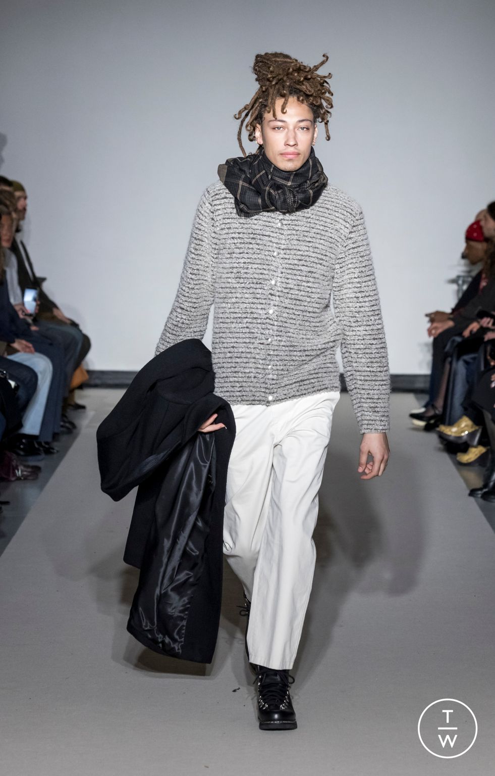 Fashion Week Paris Fall/Winter 2026 look 25 from the Agnès B collection menswear