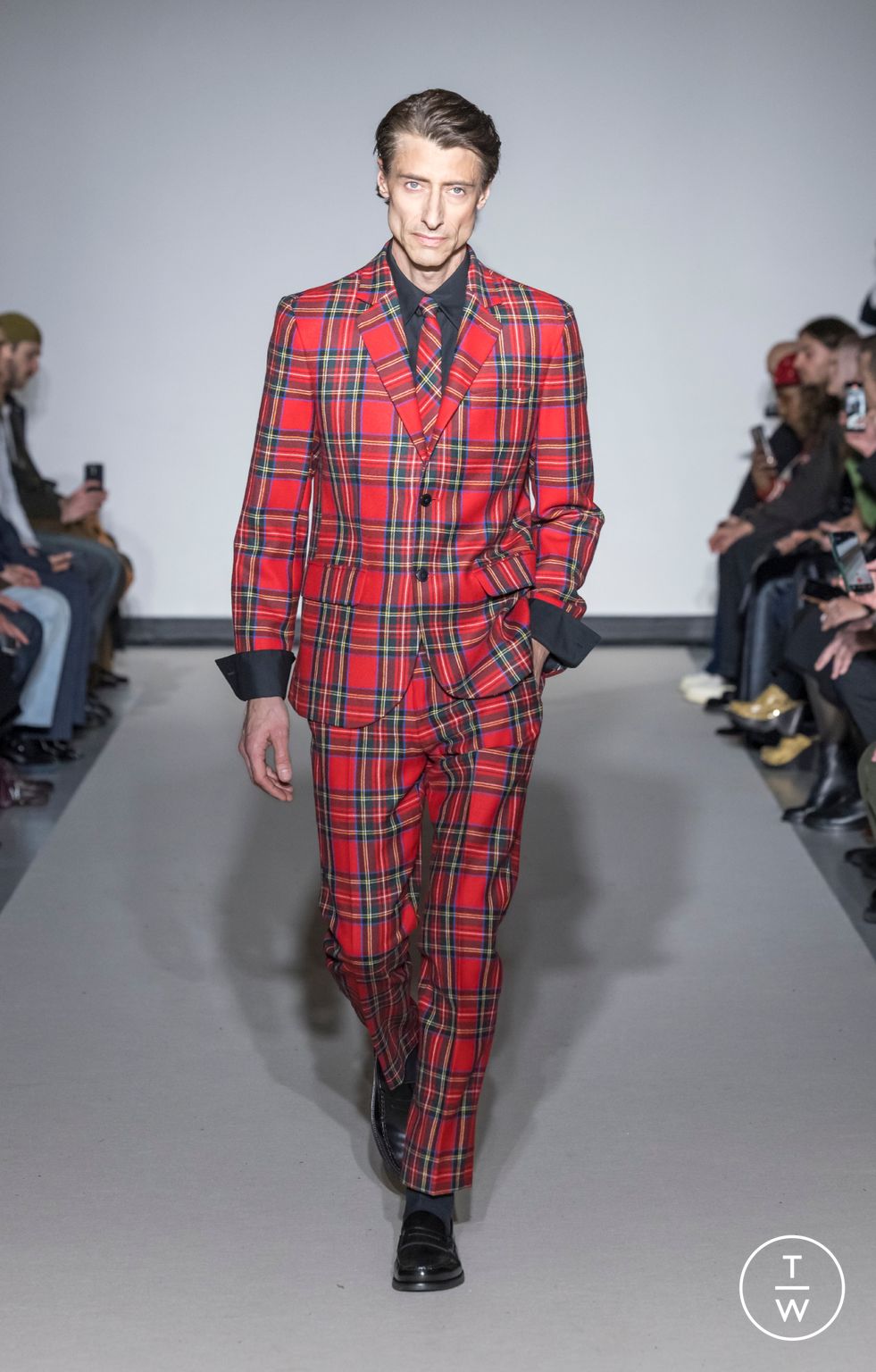 Fashion Week Paris Fall/Winter 2026 look 27 from the Agnès B collection menswear